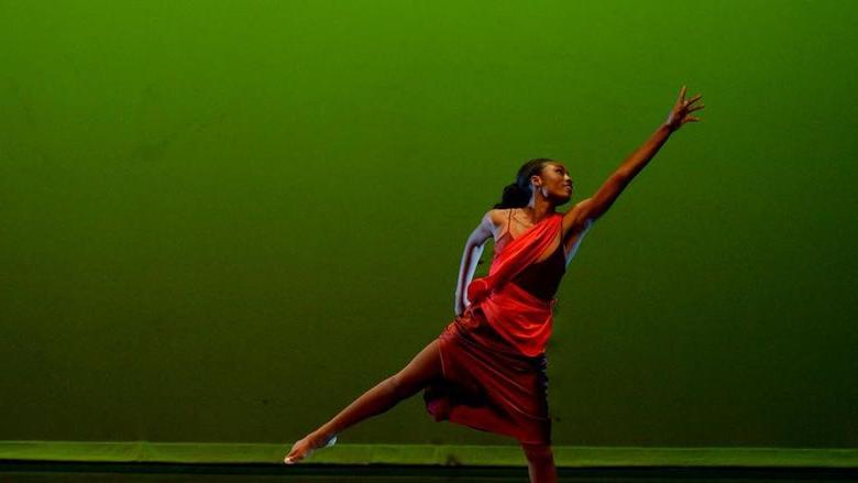 An Ivyside Dance Ensemble member dancing at a fall 2023 performance